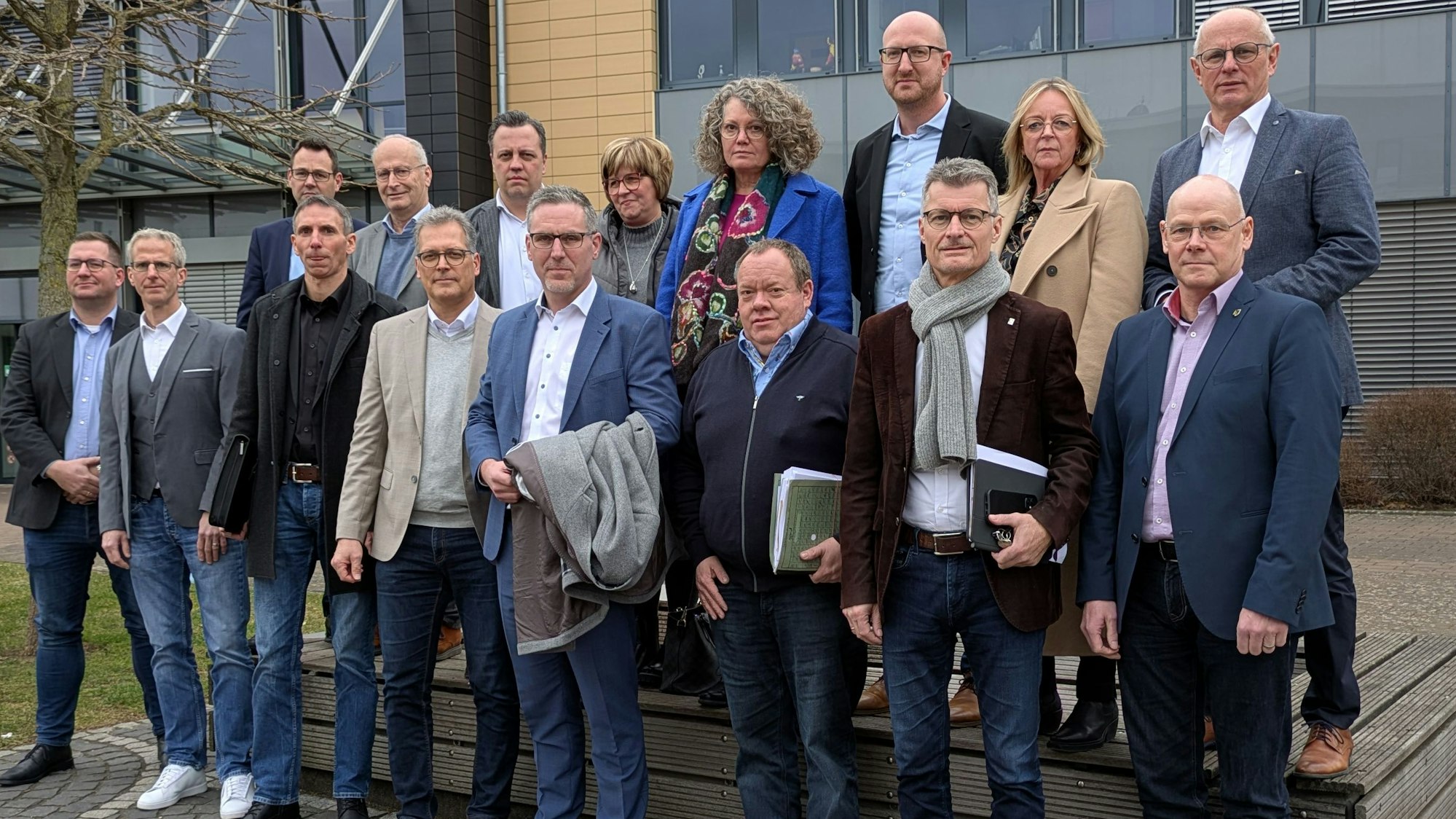 Bürgermeister und Kämmerer haben sich zu einem Foto aufgestellt.