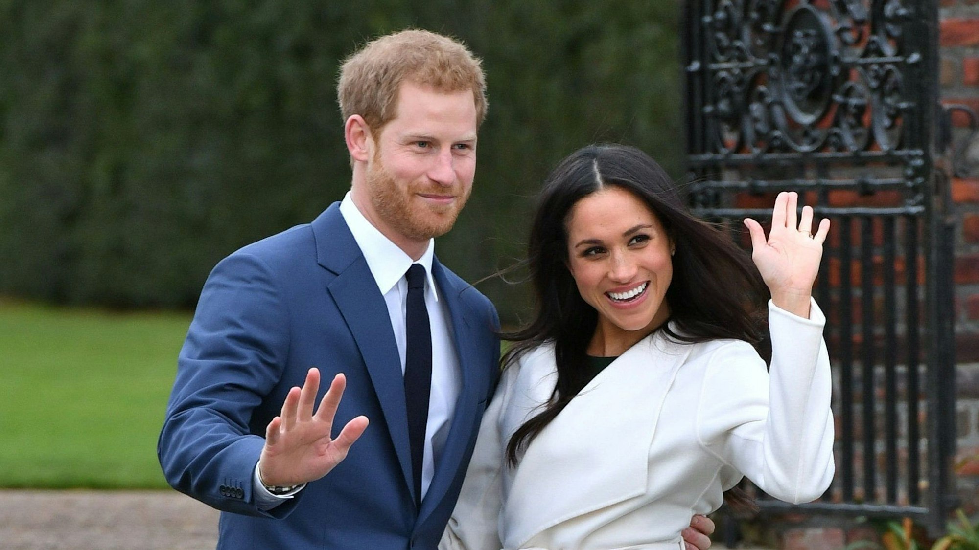 Der britische Prinz Harry und die US-amerikanische Schauspielerin Meghan Markle, aufgenommen am 27.11.2017 in London (Großbritannien) nach Bekanntgabe ihrer Verlobung.