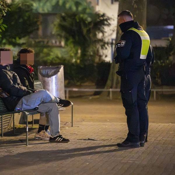 Zwei Männer werden am Brüsseler Platz kontrolliert.