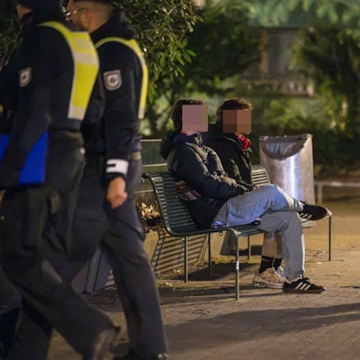 Zwei Männer werden am Brüsseler Platz kontrolliert.