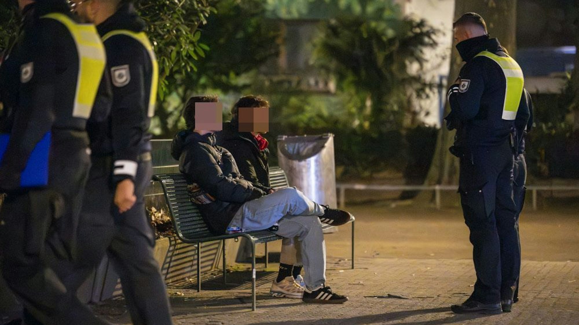 Zwei Männer werden am Brüsseler Platz kontrolliert.