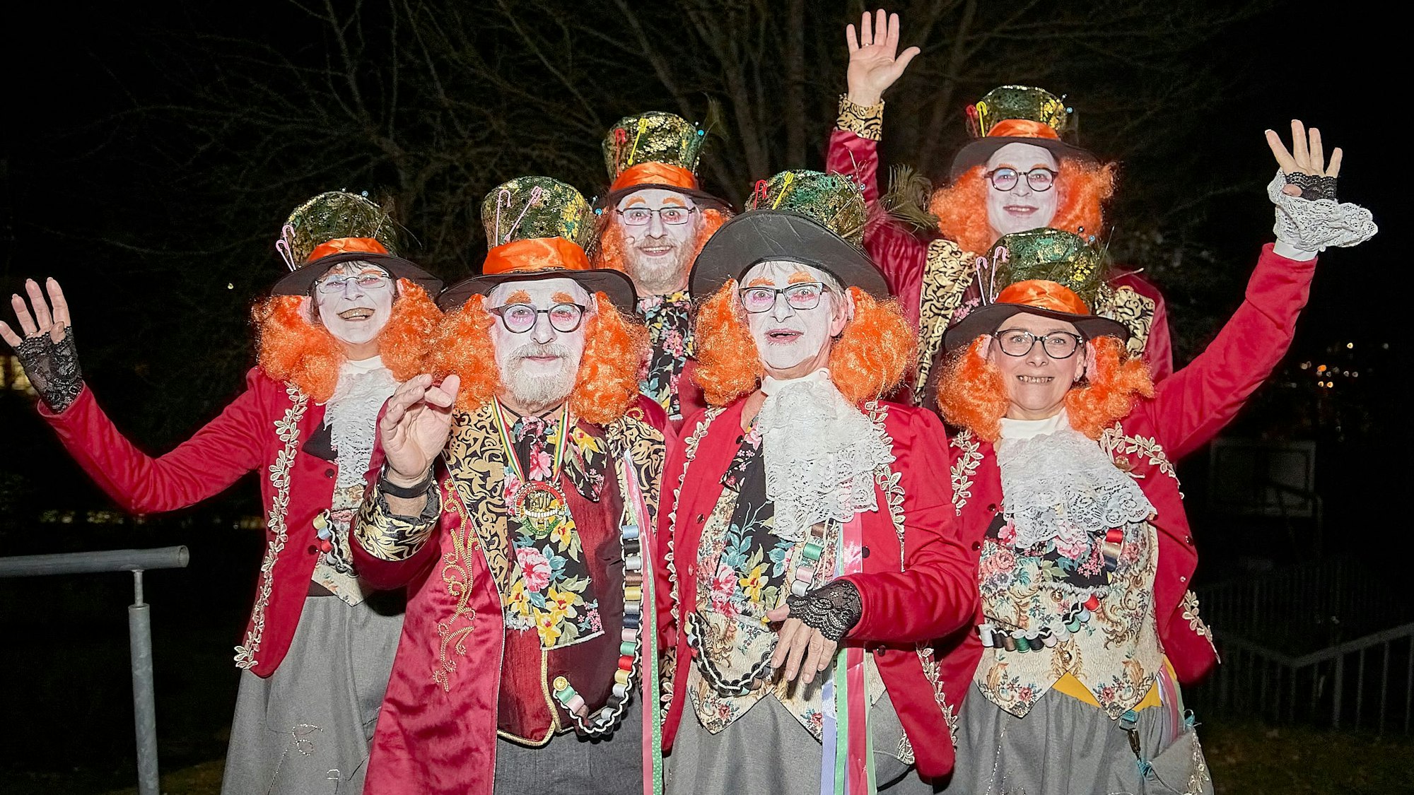 Das Bild zeigt die Gruppe der verrückten Hutmacher.