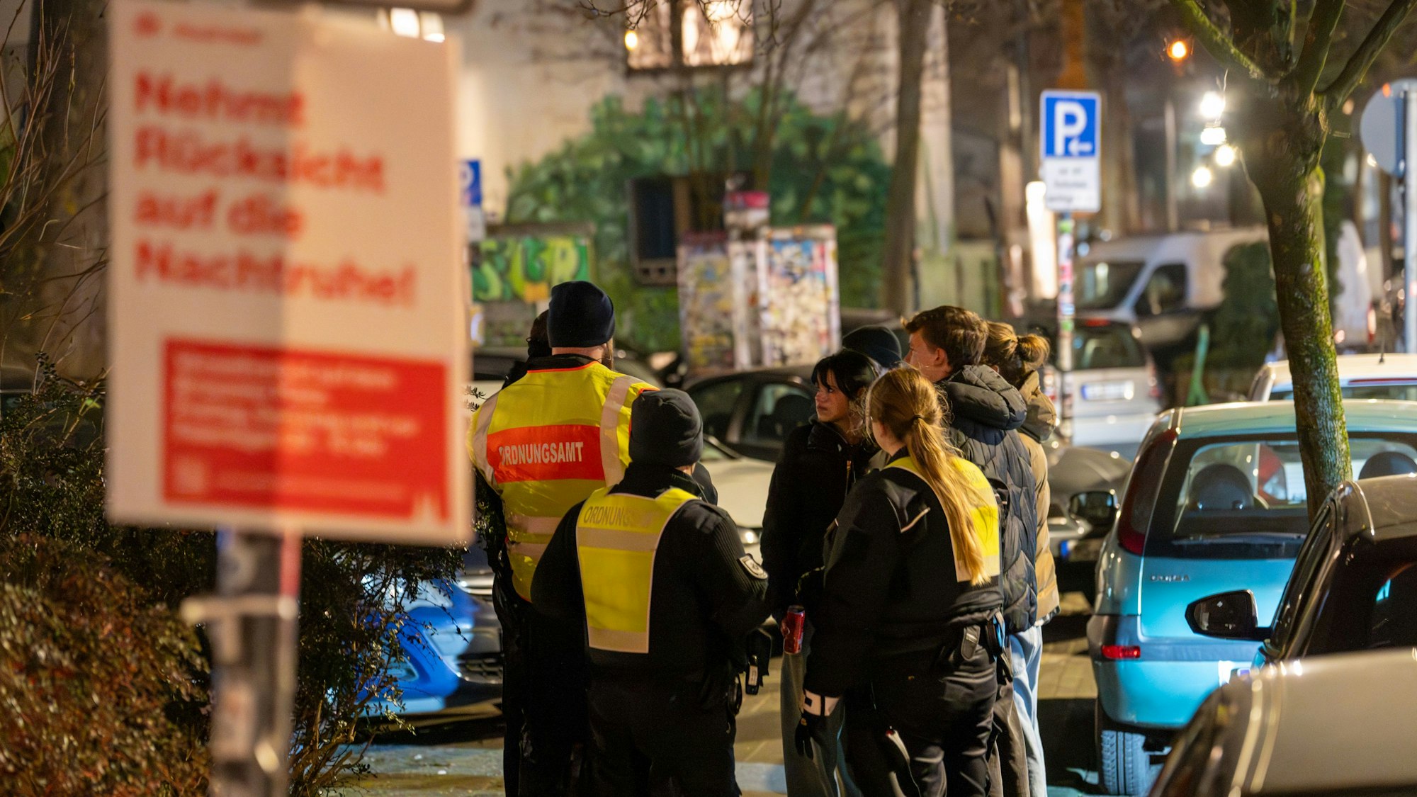 Ein Schild fordert zum Schutz der Nachtruhe auf.