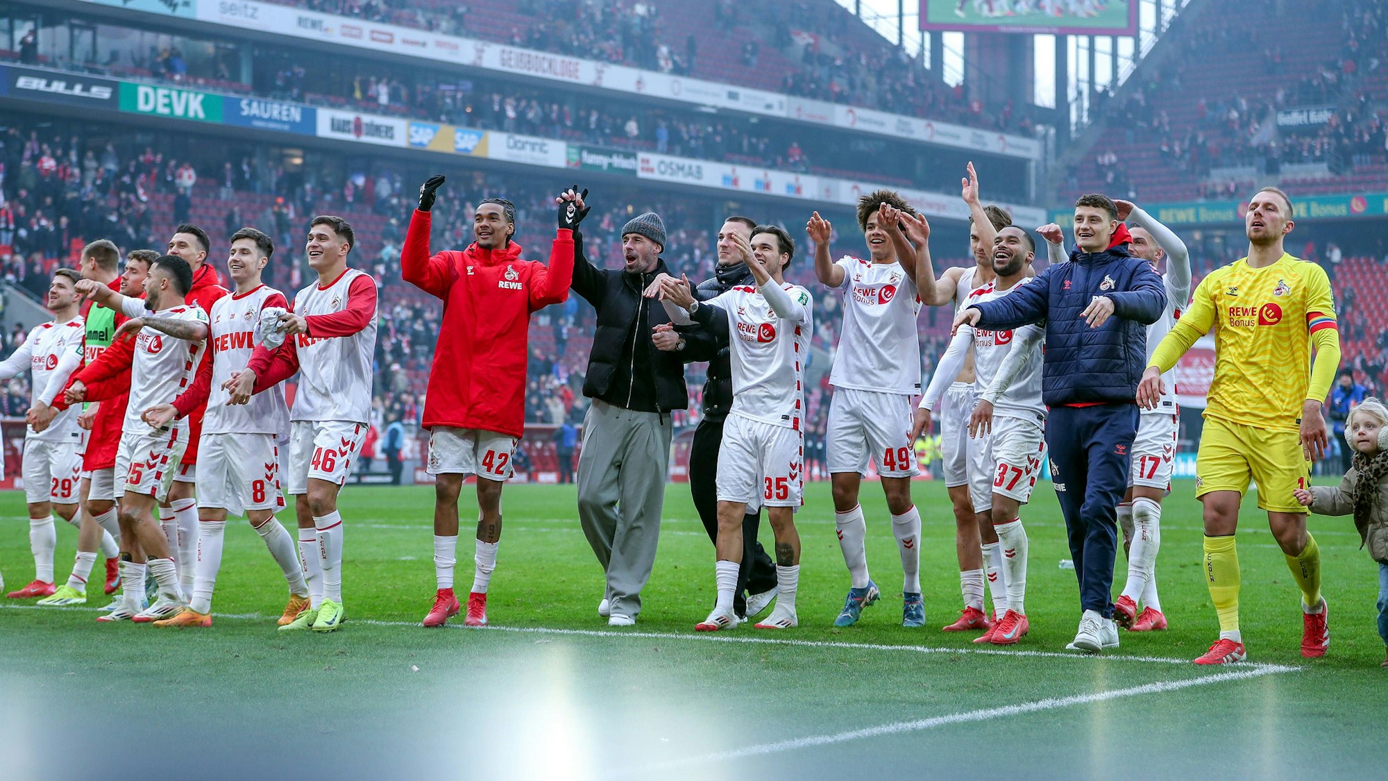 Die FC-Fans ließen sich nach dem Schlusspfiff zünftig feiern.