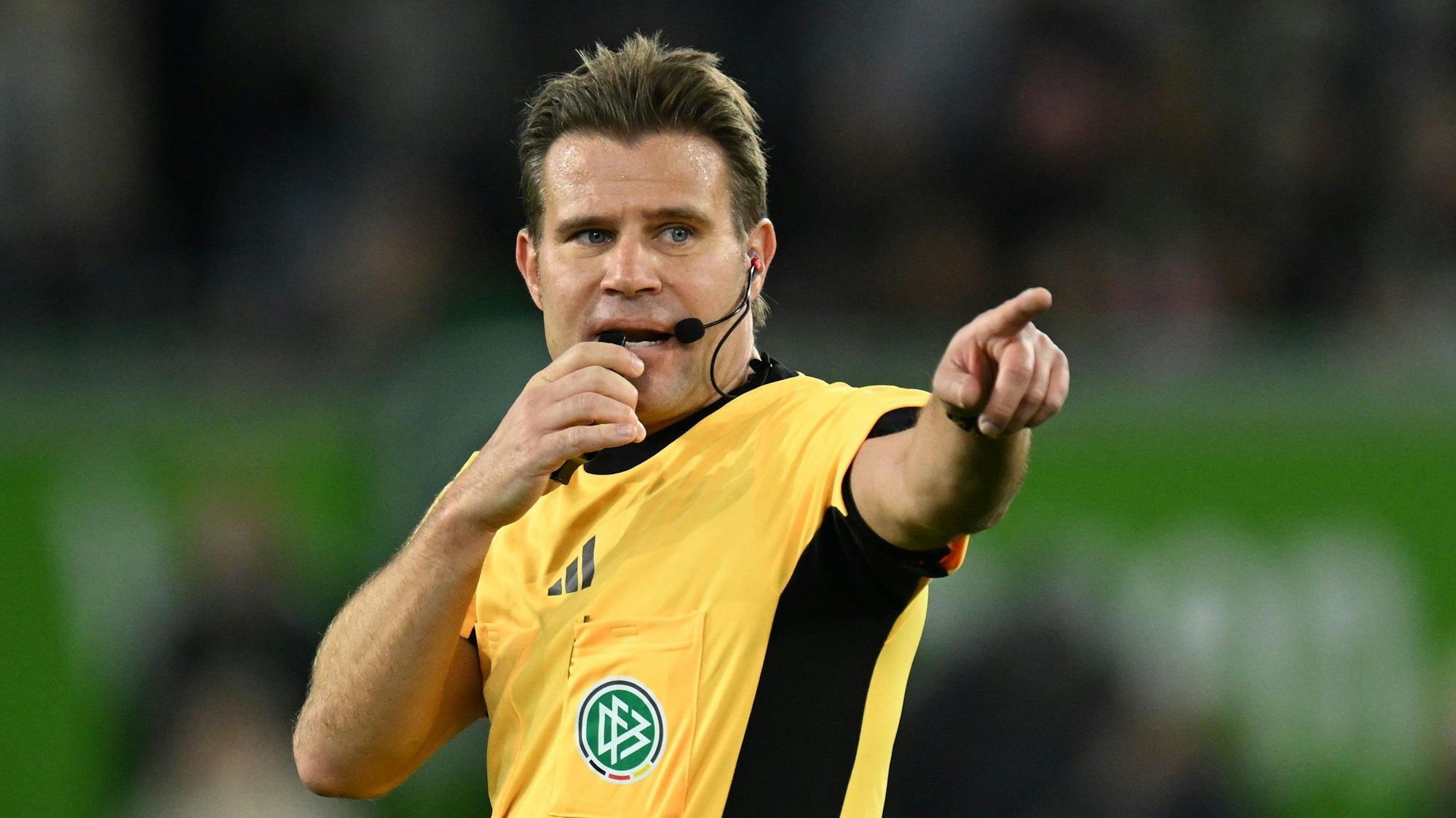 Schiedsrichter Felix Brych leitet das Spiel.