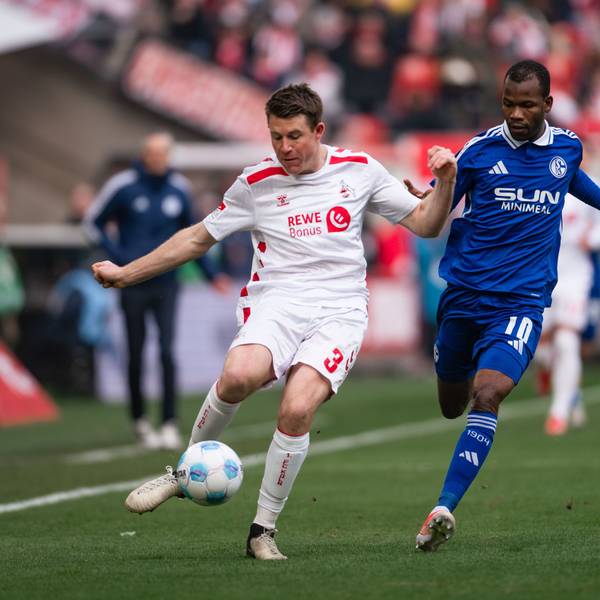 09.02.2025, Nordrhein-Westfalen, Köln: Fußball: 2. Bundesliga, 1. FC Köln - FC Schalke 04, 21. Spieltag, RheinEnergieStadion. Kölns Dominique Heintz (l) und Schalkes Pape Meissa Ba kämpfen um den Ball.