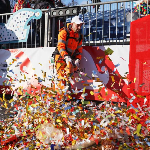 20.02.2023
Köln:
Rosenmontag
das 1. Mal von Deutz aus gestartet
AWB räumt nach dem letzten Wagen den Müll weg
Foto: Martina Goyert