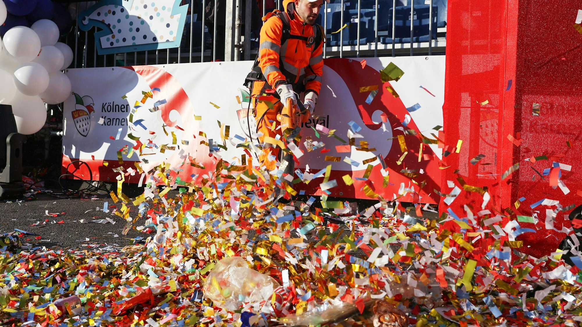20.02.2023
Köln:
Rosenmontag
das 1. Mal von Deutz aus gestartet
AWB räumt nach dem letzten Wagen den Müll weg
Foto: Martina Goyert