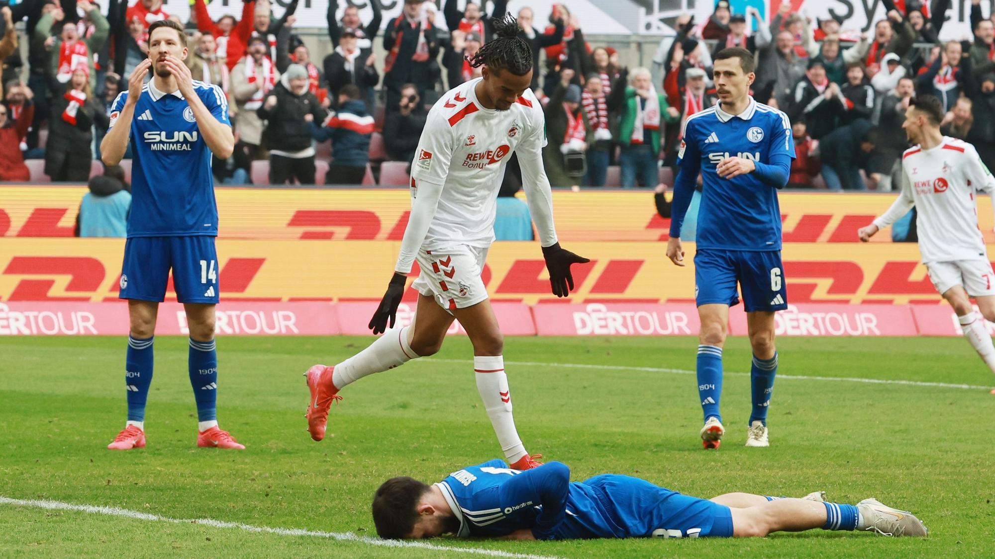 Damion Downs hat zum letztlich entscheidenden 1:0 getroffen, Aydin ist am Boden zerstört.