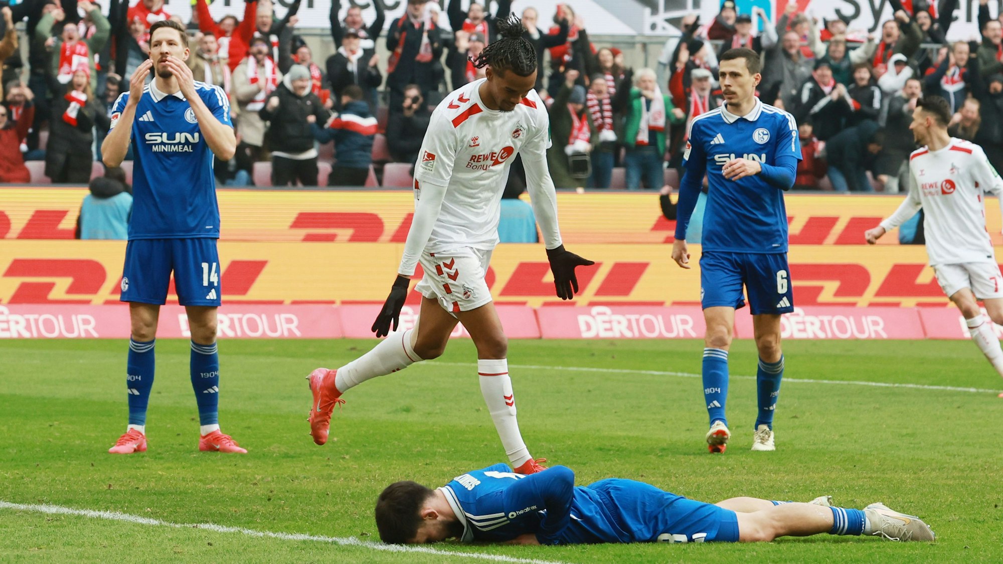 Damion Downs hat zum letztlich entscheidenden 1:0 getroffen, Aydin ist am Boden zerstört.