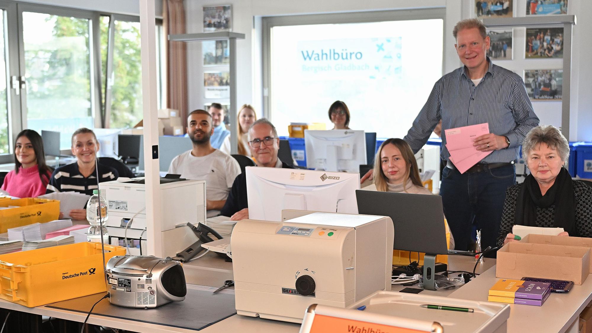 Das Team um Wahlleiter Frank Bodengesser sitzt vor einer Reihe Computer, um die Wahlunterlagen vorzubereiten.