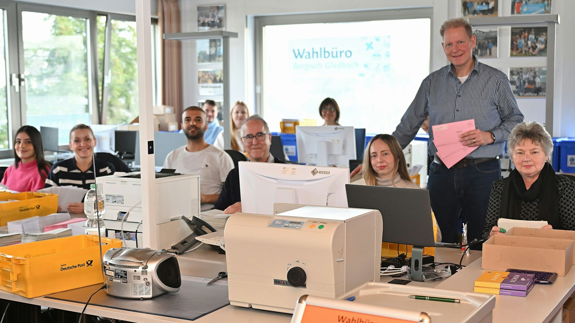 Das Team um Wahlleiter Frank Bodengesser sitzt vor einer Reihe Computer, um die Wahlunterlagen vorzubereiten.