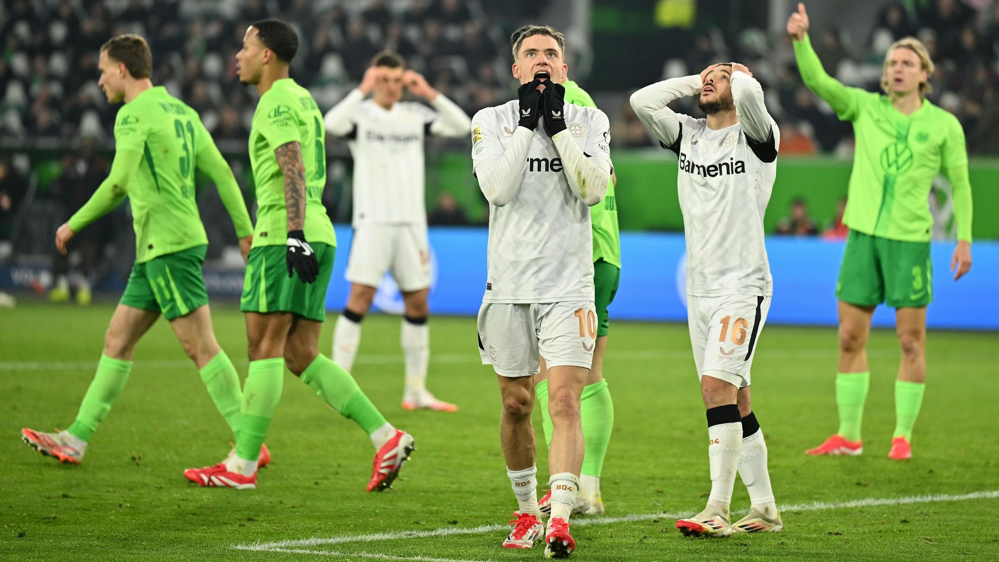 08.02.2025, Niedersachsen, Wolfsburg: Fußball: Bundesliga, VfL Wolfsburg - Bayer Leverkusen, 21. Spieltag, Volkswagen Arena. Leverkusens Florian Wirtz reagiert nach einer Torchance. Foto: Swen Pförtner/dpa - WICHTIGER HINWEIS: Gemäß den Vorgaben der DFL Deutsche Fußball Liga bzw. des DFB Deutscher Fußball-Bund ist es untersagt, in dem Stadion und/oder vom Spiel angefertigte Fotoaufnahmen in Form von Sequenzbildern und/oder videoähnlichen Fotostrecken zu verwerten bzw. verwerten zu lassen. +++ dpa-Bildfunk +++