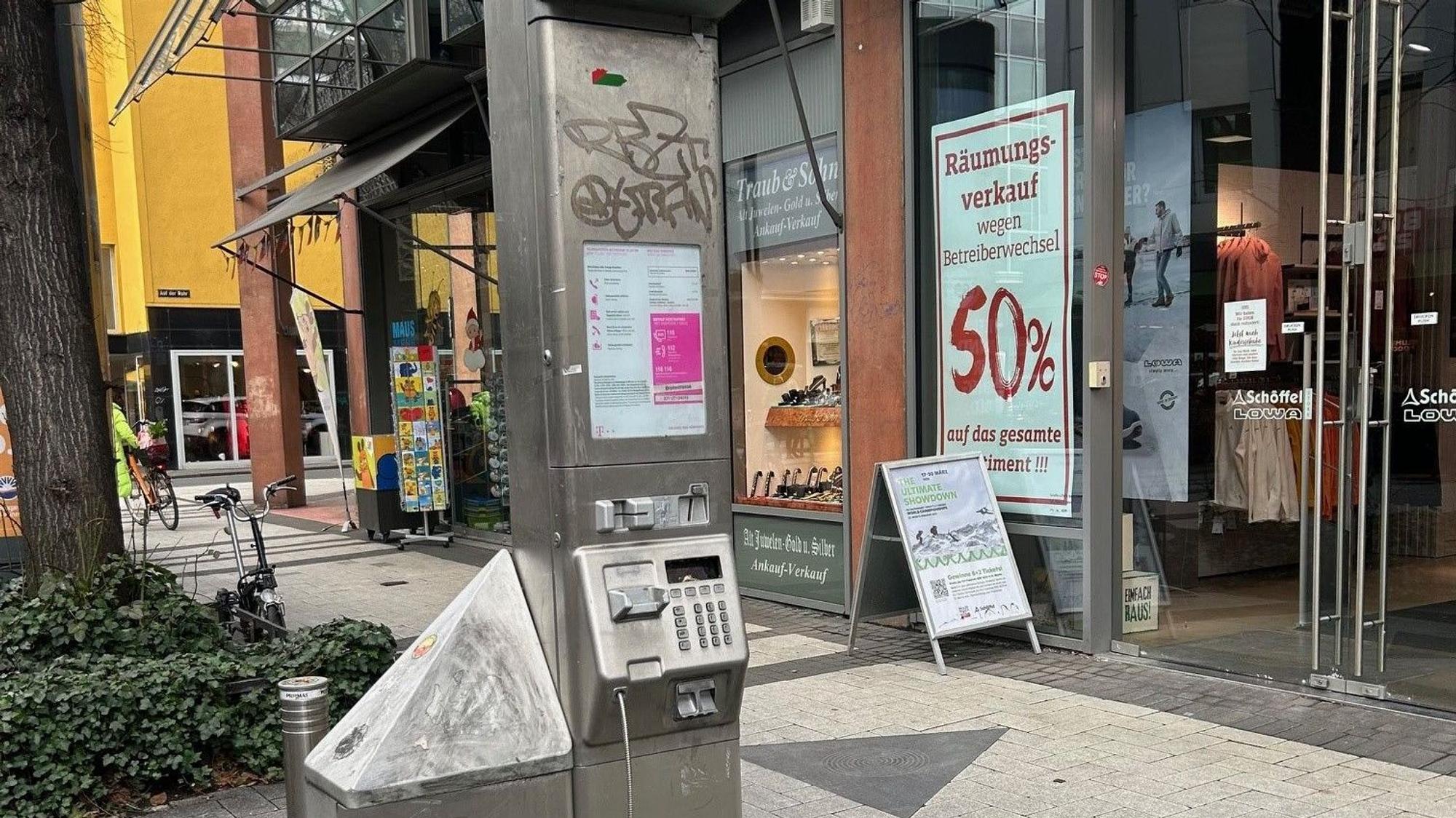 Eine alte, längs nicht mehr funktionstüchtige Telefonstele steht in Köln