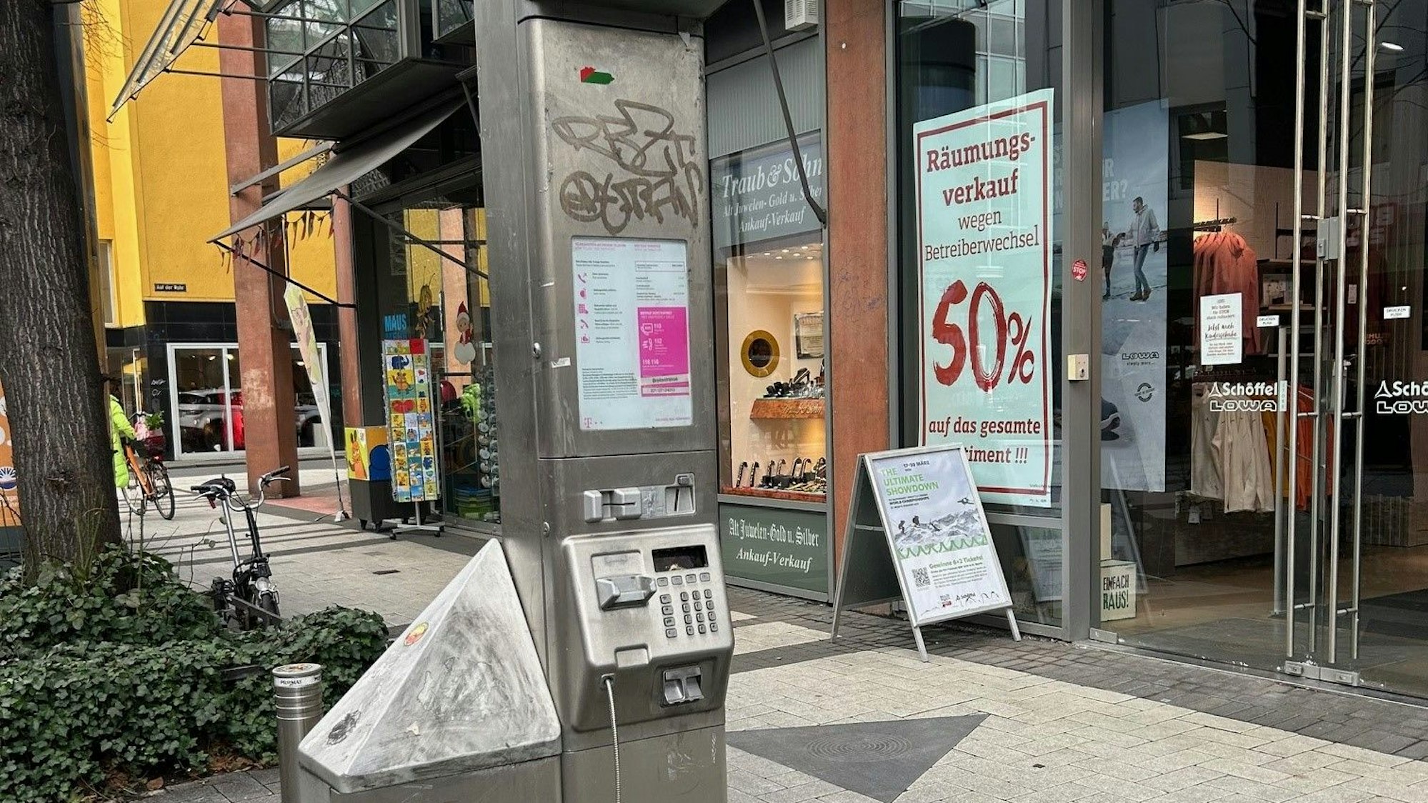 Eine alte, längs nicht mehr funktionstüchtige Telefonstele steht in Köln