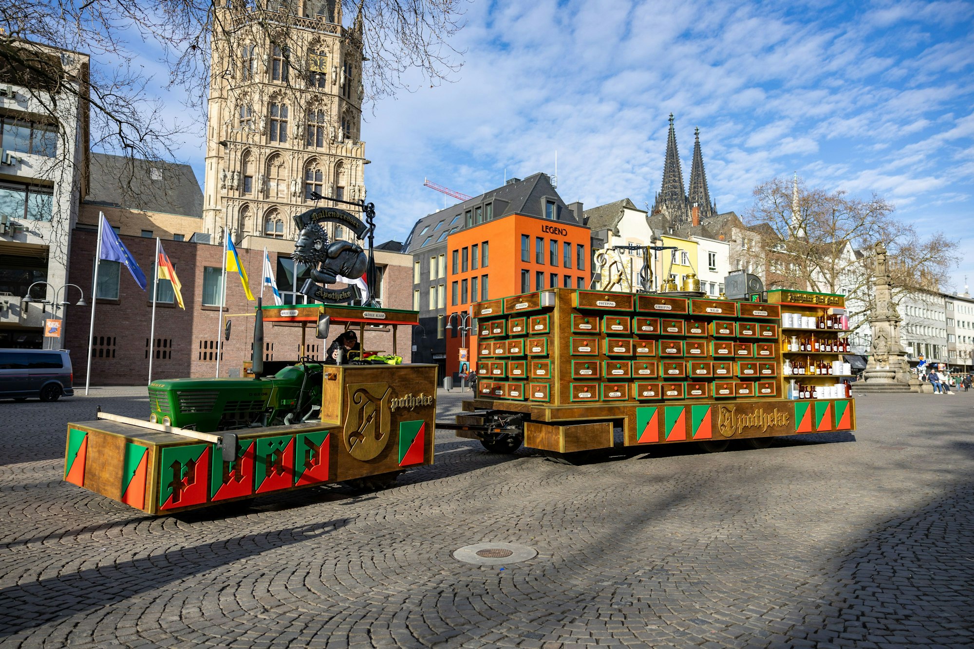 Altstädter präsentieren ihren neuen Wagen für den Rosenmontagszug.