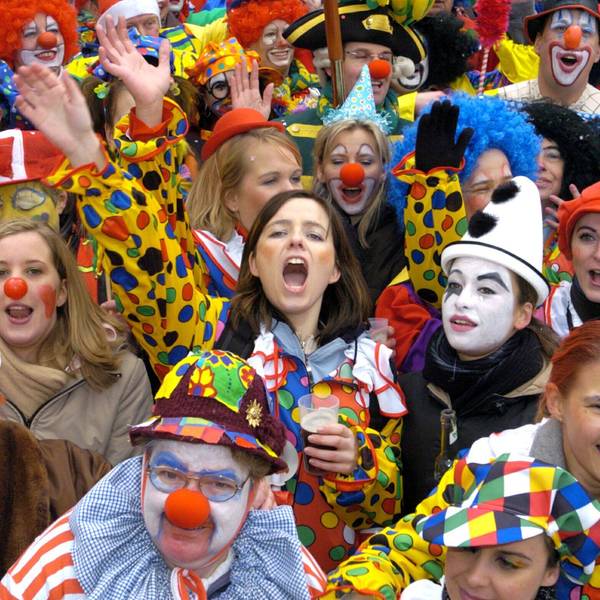 Eine Gruppe von kostümierten Frauen