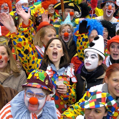 Eine Gruppe von kostümierten Frauen