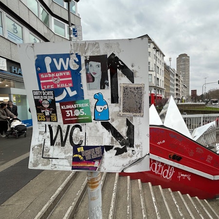 Dieser Zugang zur Westpassage des Ebertplatzes an der Bäckerei Heinemann soll als einer von dreien mit einer Betonplatte geschlossen werden.