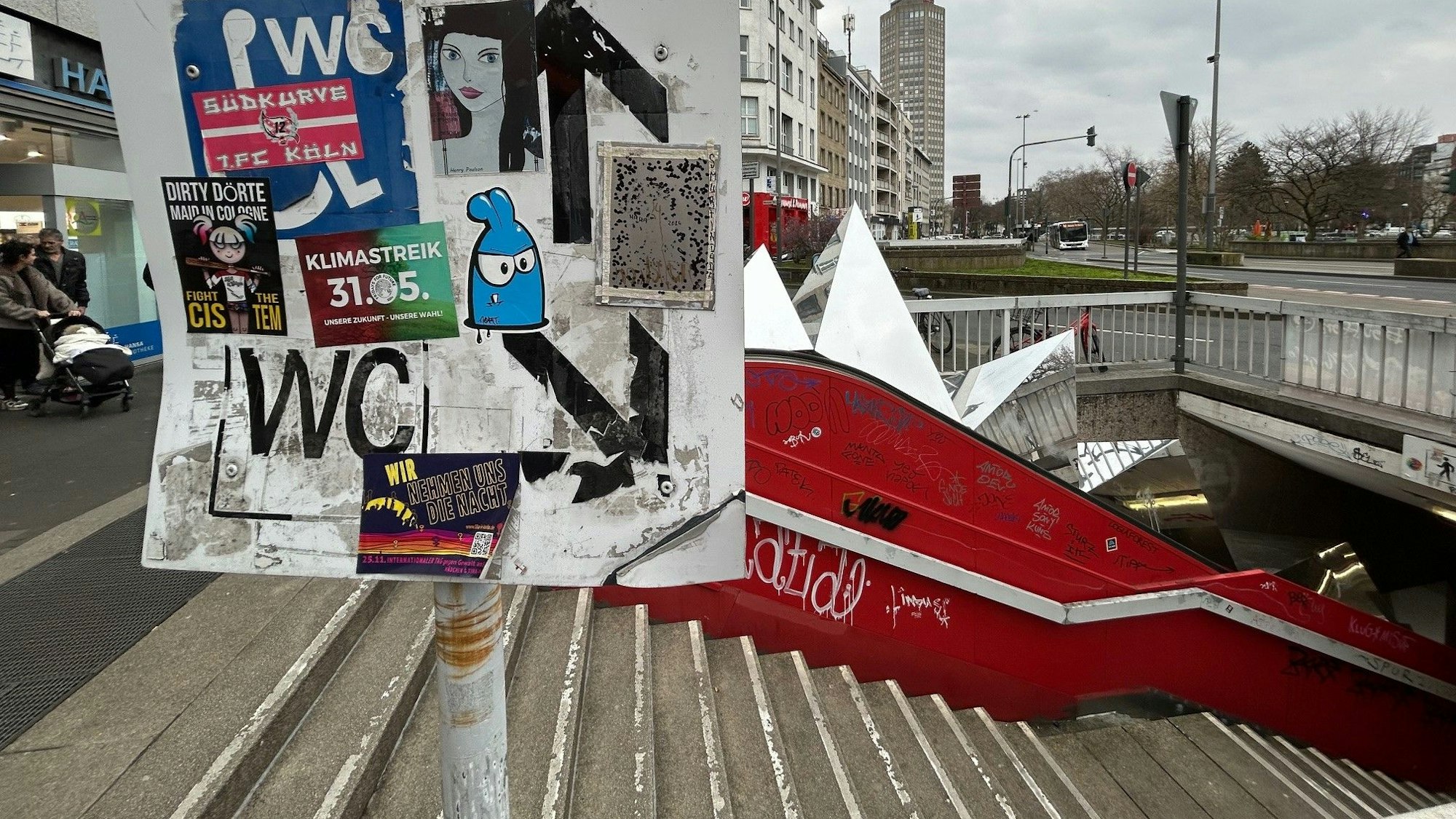 Dieser Zugang zur Westpassage des Ebertplatzes an der Bäckerei Heinemann soll als einer von dreien mit einer Betonplatte geschlossen werden.