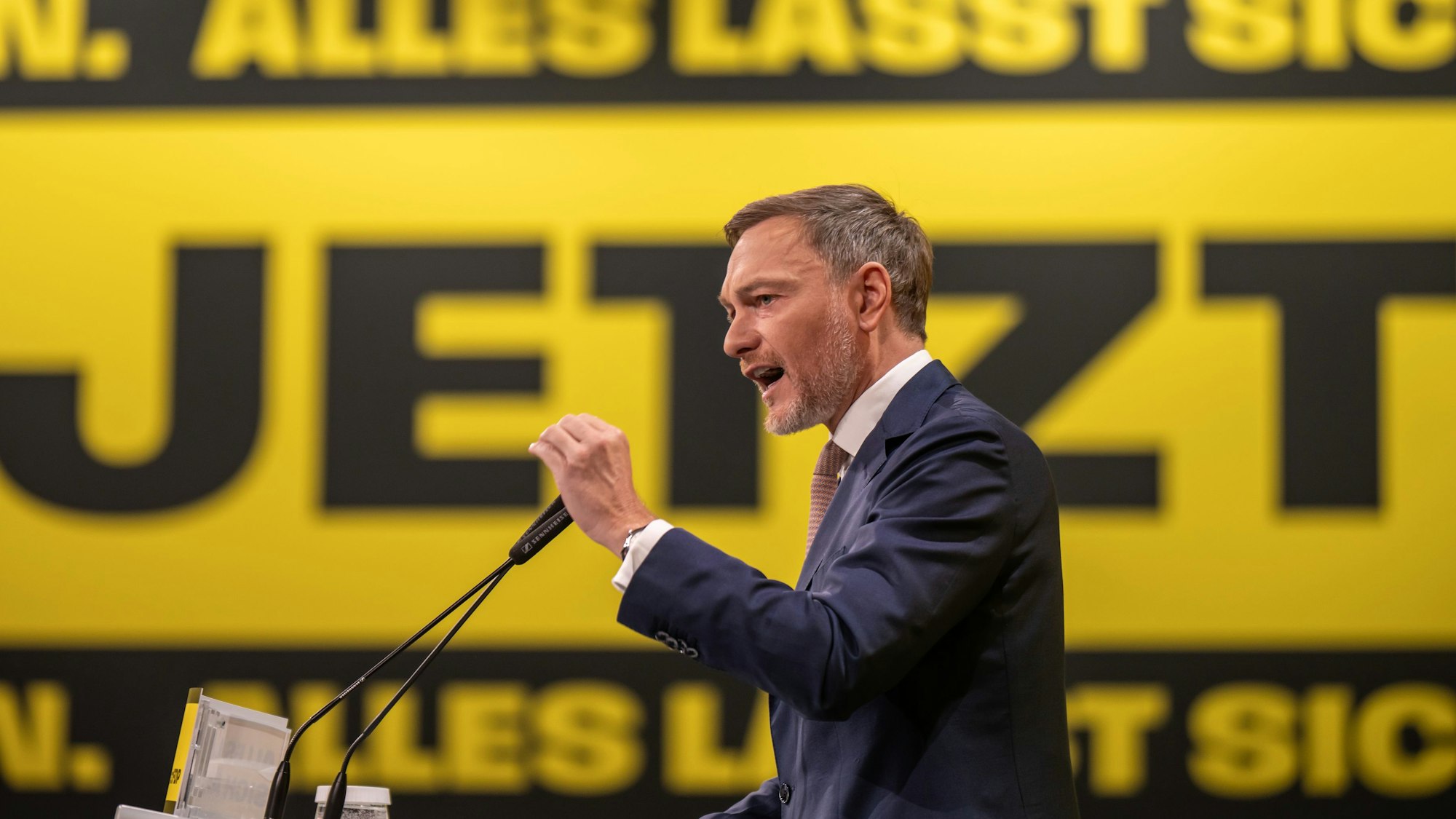 Christian Lindner, FDP Bundesvorsitzender, spricht beim außerordentliche Bundesparteitag der FDP vor der Bundestagswahl.