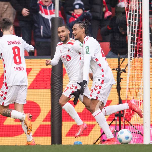 09.02.2025, Nordrhein-Westfalen, Köln: Fußball: 2. Bundesliga, 1. FC Köln - FC Schalke 04, 21. Spieltag, RheinEnergieStadion. Kölns Denis Huseinbasic (l-r), Linton Maina und Torschütze Damion Downs jubeln nach dem Treffer zur 1:0 Führung.