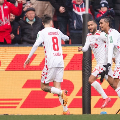 09.02.2025, Nordrhein-Westfalen, Köln: Fußball: 2. Bundesliga, 1. FC Köln - FC Schalke 04, 21. Spieltag, RheinEnergieStadion. Kölns Denis Huseinbasic (l-r), Linton Maina und Torschütze Damion Downs jubeln nach dem Treffer zur 1:0 Führung.