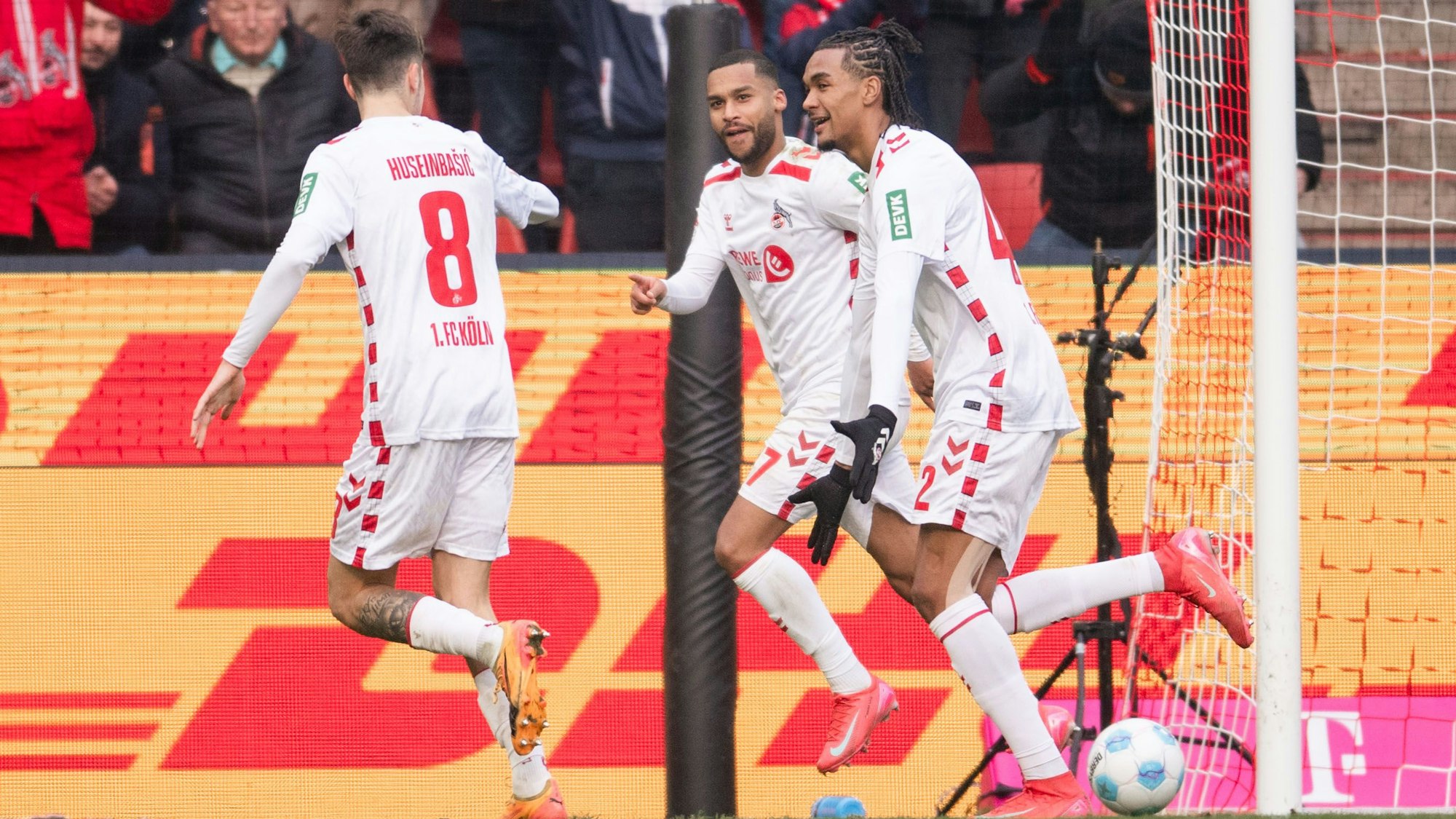 09.02.2025, Nordrhein-Westfalen, Köln: Fußball: 2. Bundesliga, 1. FC Köln - FC Schalke 04, 21. Spieltag, RheinEnergieStadion. Kölns Denis Huseinbasic (l-r), Linton Maina und Torschütze Damion Downs jubeln nach dem Treffer zur 1:0 Führung.