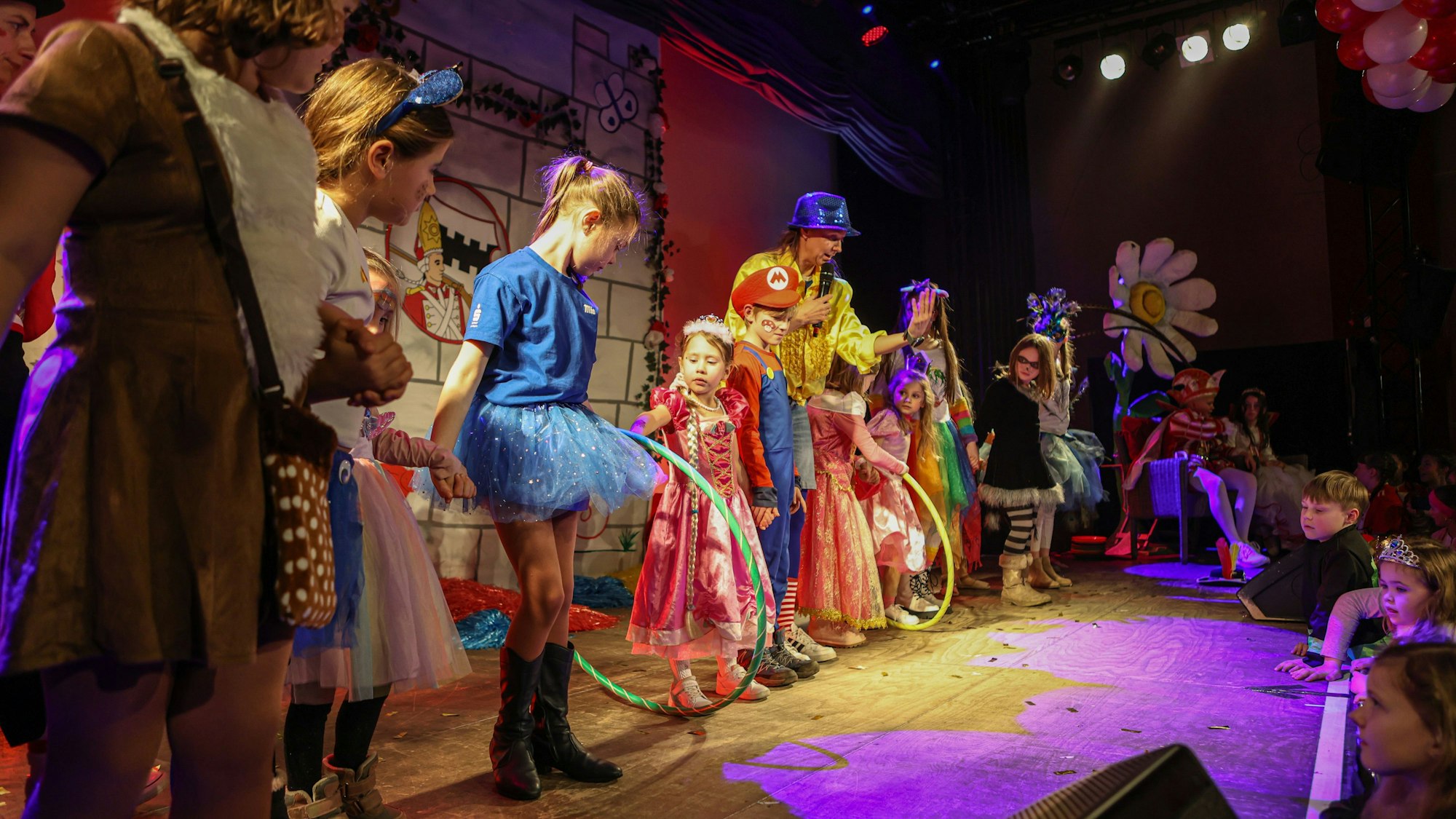 Kostümierte Kinder auf einer Bühne