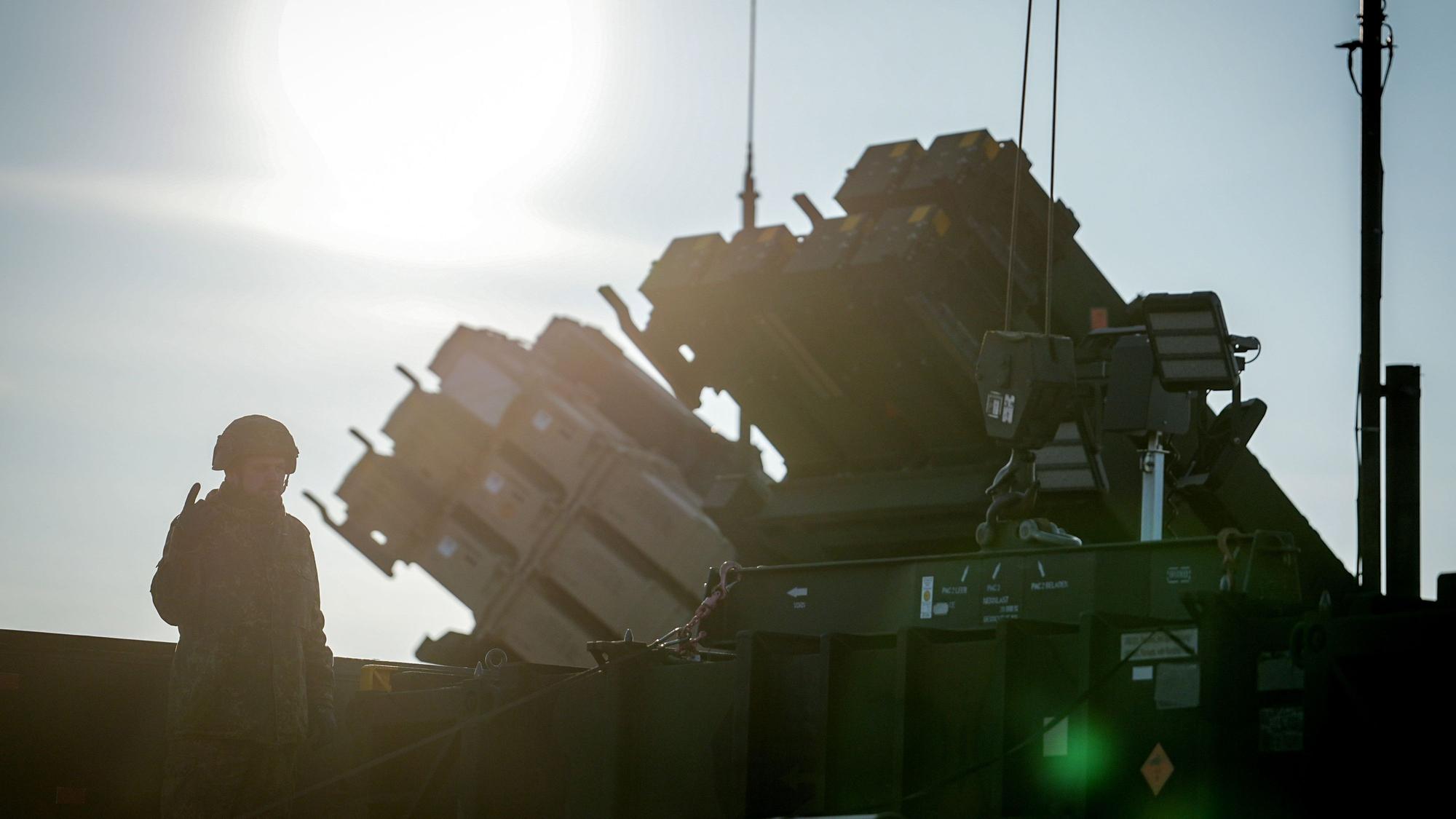 ARCHIV - 23.01.2025, Polen, Rzeszow: Soldaten der Bundeswehr verladen Raketen für das Flugabwehrsystem Patriot. Die Bundeswehr übernimmt mit zwei Patriotsystemen den Schutz der Nato Ostflanke mit der Logistikkette für die Versorgung der Ukraine. (zu dpa: «Mehrere Drohnensichtungen an «Patriot»-Standort im Norden») Foto: Kay Nietfeld/dpa +++ dpa-Bildfunk +++