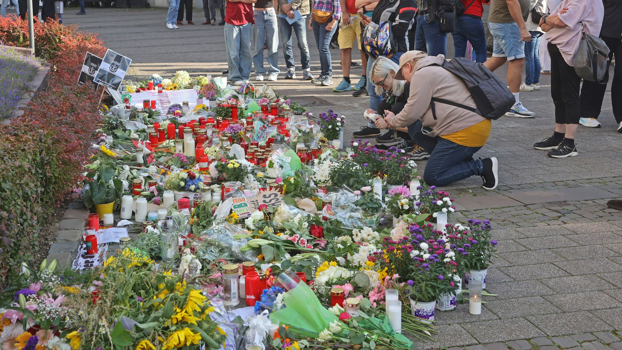 Attentat in Solingen Gedenkstätte mit Trauenden Menschen und Demonstranten nach dem feigen Messeranschlag gegen wehrlose Personen Solingen Nordrhein-Westfalen Deutschland Fronhof *** Attack in Solingen Memorial with mourners and demonstrators after the cowardly knife attack against defenceless people Solingen North Rhine-Westphalia Germany Fronhof