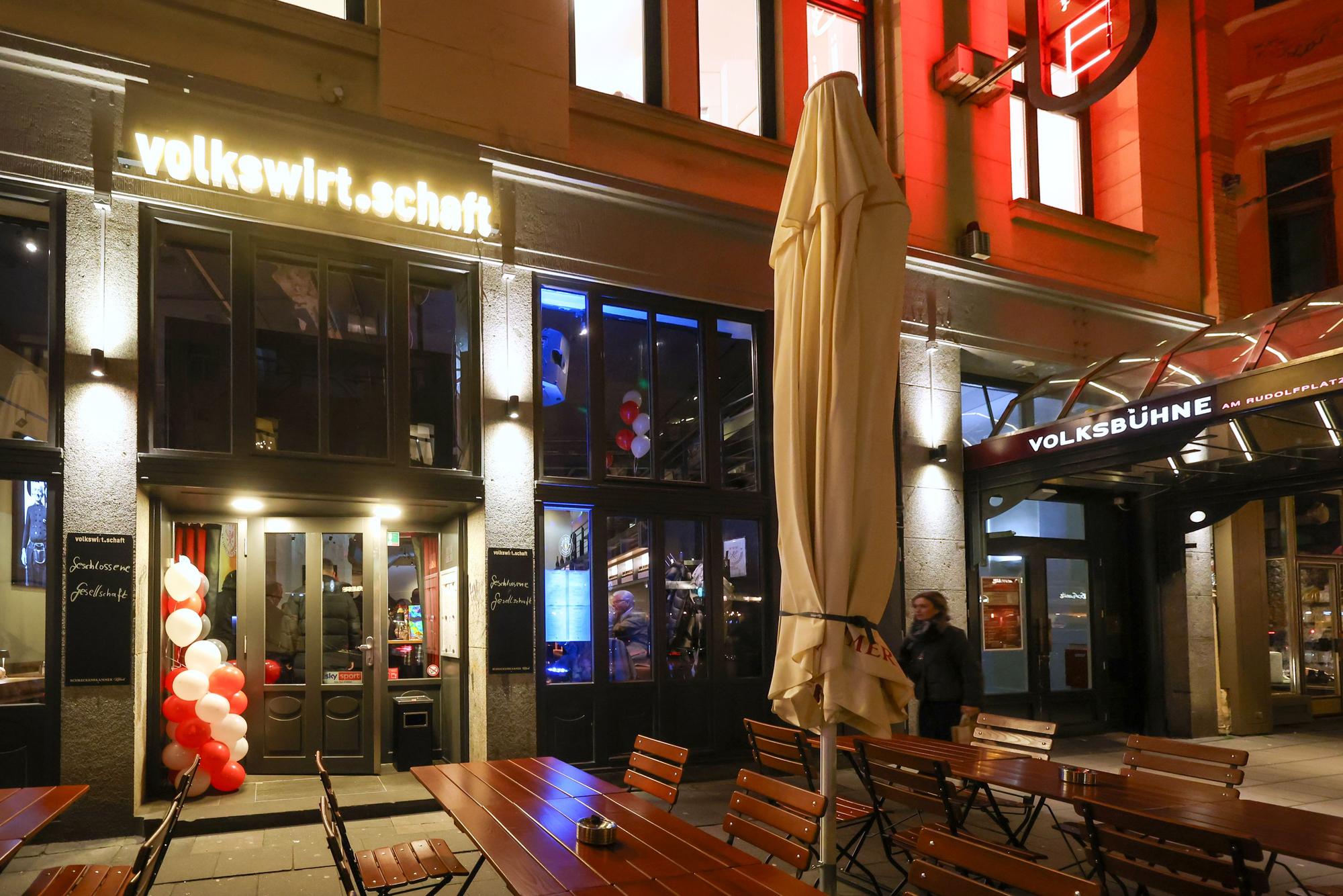 Eröffnungsparty der volks.wirtschaft, einem Wirtshaus und die neue Gaststätte direkt neben der Volksbühne.
Aachener Str.