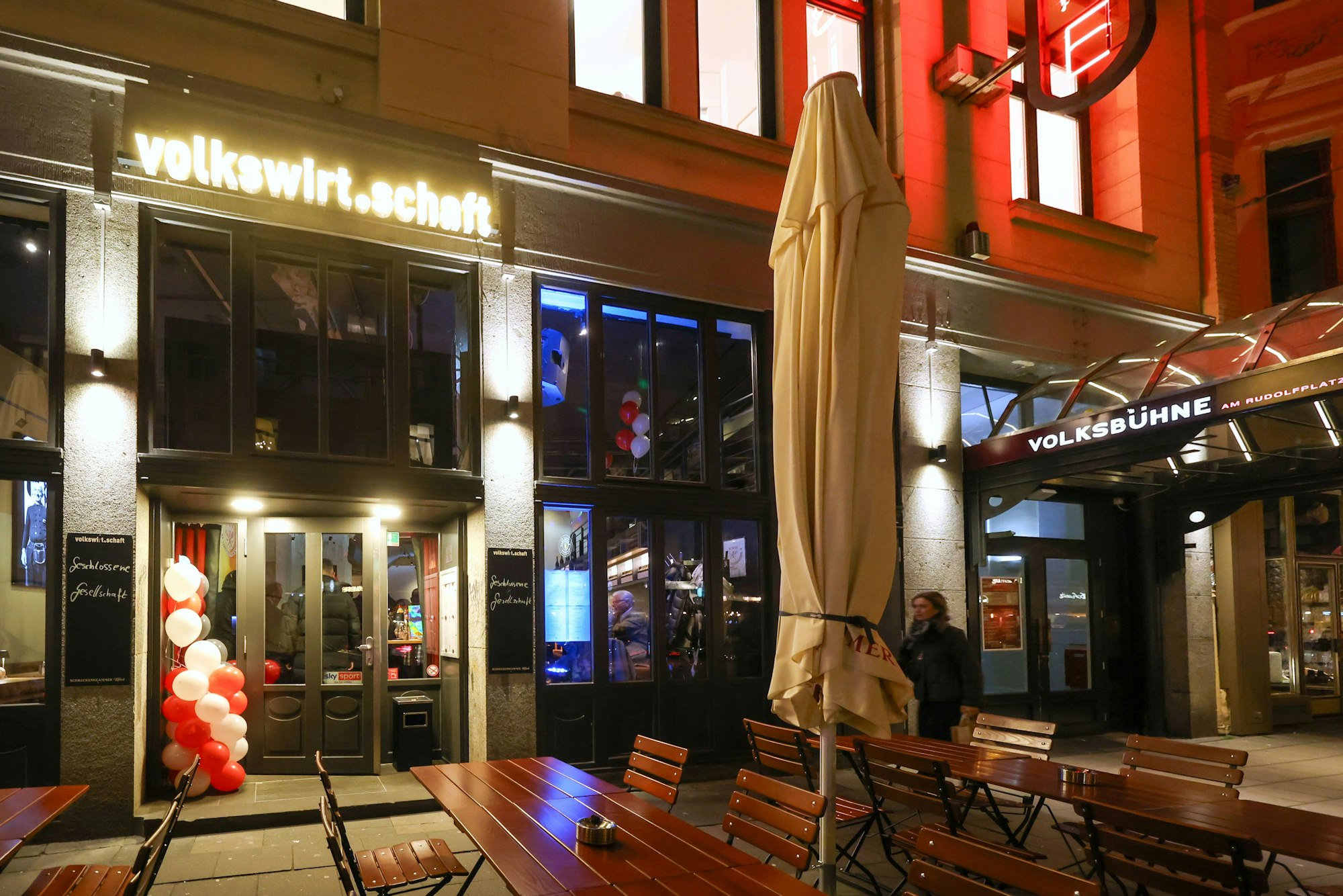 Eröffnungsparty der volks.wirtschaft, einem Wirtshaus und die neue Gaststätte direkt neben der Volksbühne.
Aachener Str.