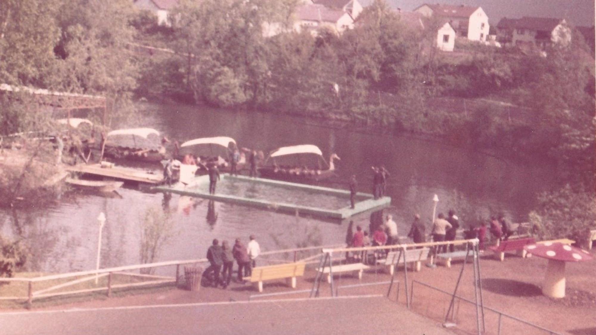 Die Fahrt mit den Wikingerbooten ging direkt an dem Delphin-Becken im Phantasialand vorbei.