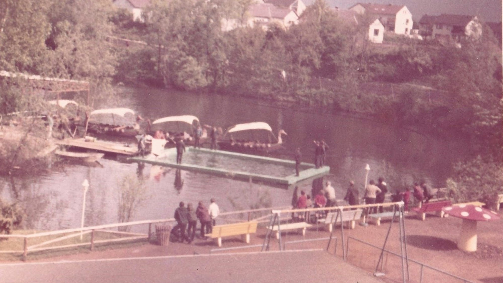Die Fahrt mit den Wikingerbooten ging direkt an dem Delphin-Becken im Phantasialand vorbei.