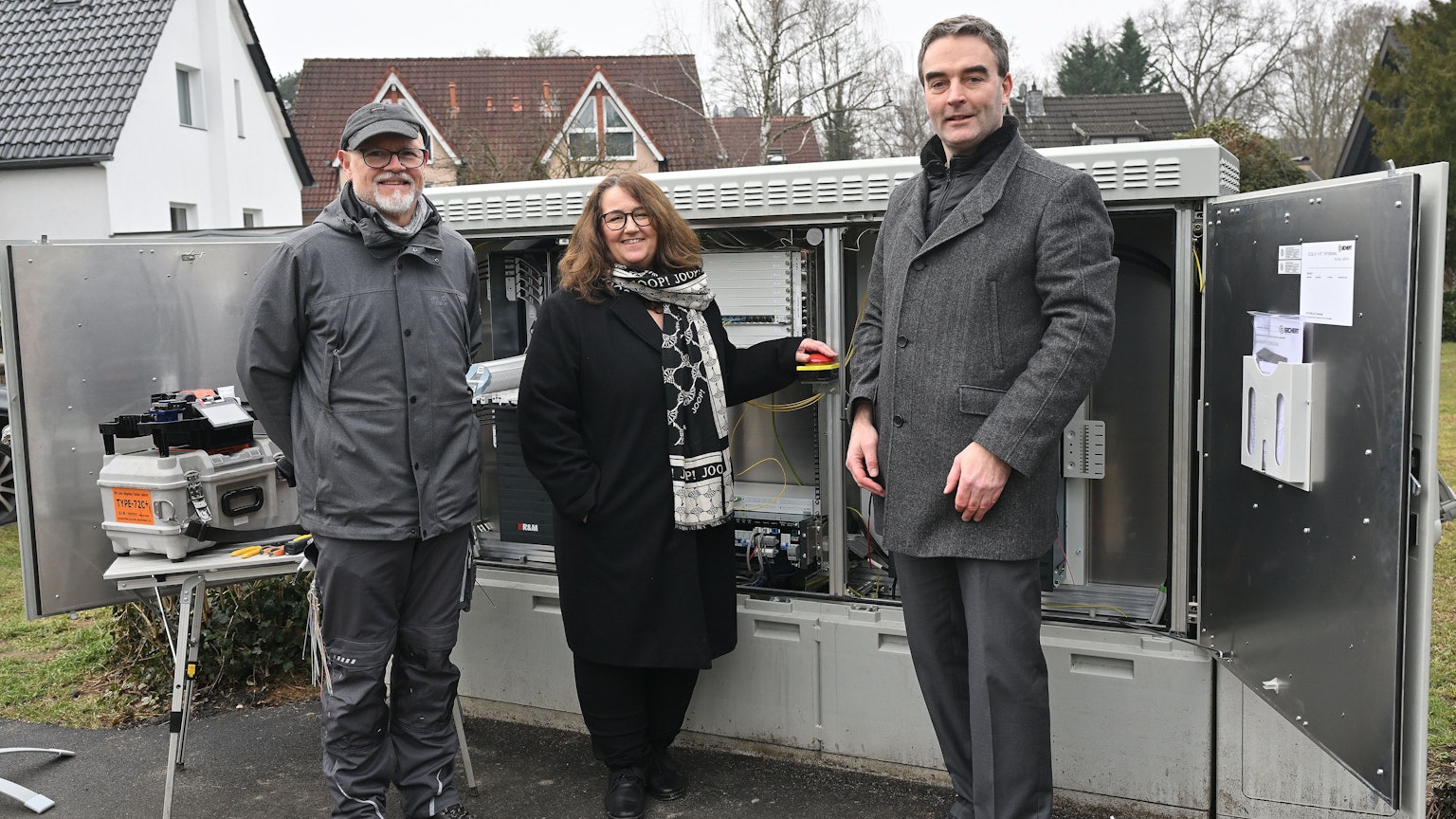 Bauleiter Pascal Zensen von German Fiber Solution (l.), Bürgermeisterin Bondina Schulze und Dennis Kornehl, Geschäftsführer des Netz-Betreibers Novanetz stehen vor einem Generator.