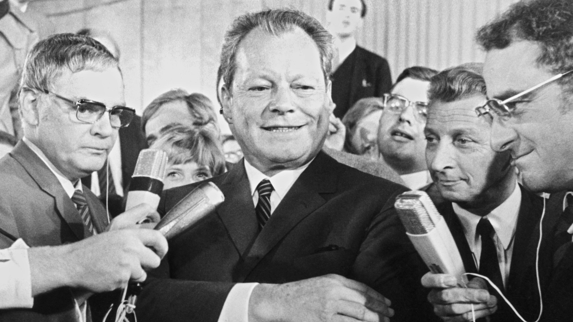 Bundesaußenminister und Vizekanzler Willy Brandt, bei einer Stellungnahme vor Journalisten.