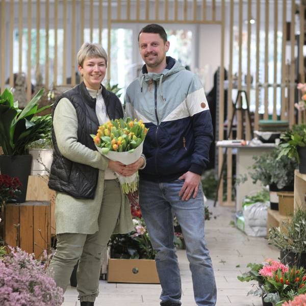 Laura und Nicolas Stumpf haben im April 2024 das Geschäft „Blumen Becker“ übernommen und ziehen mit ihrer Selbstständigkeit im „Blumen Atelier“ ein positives Fazit.