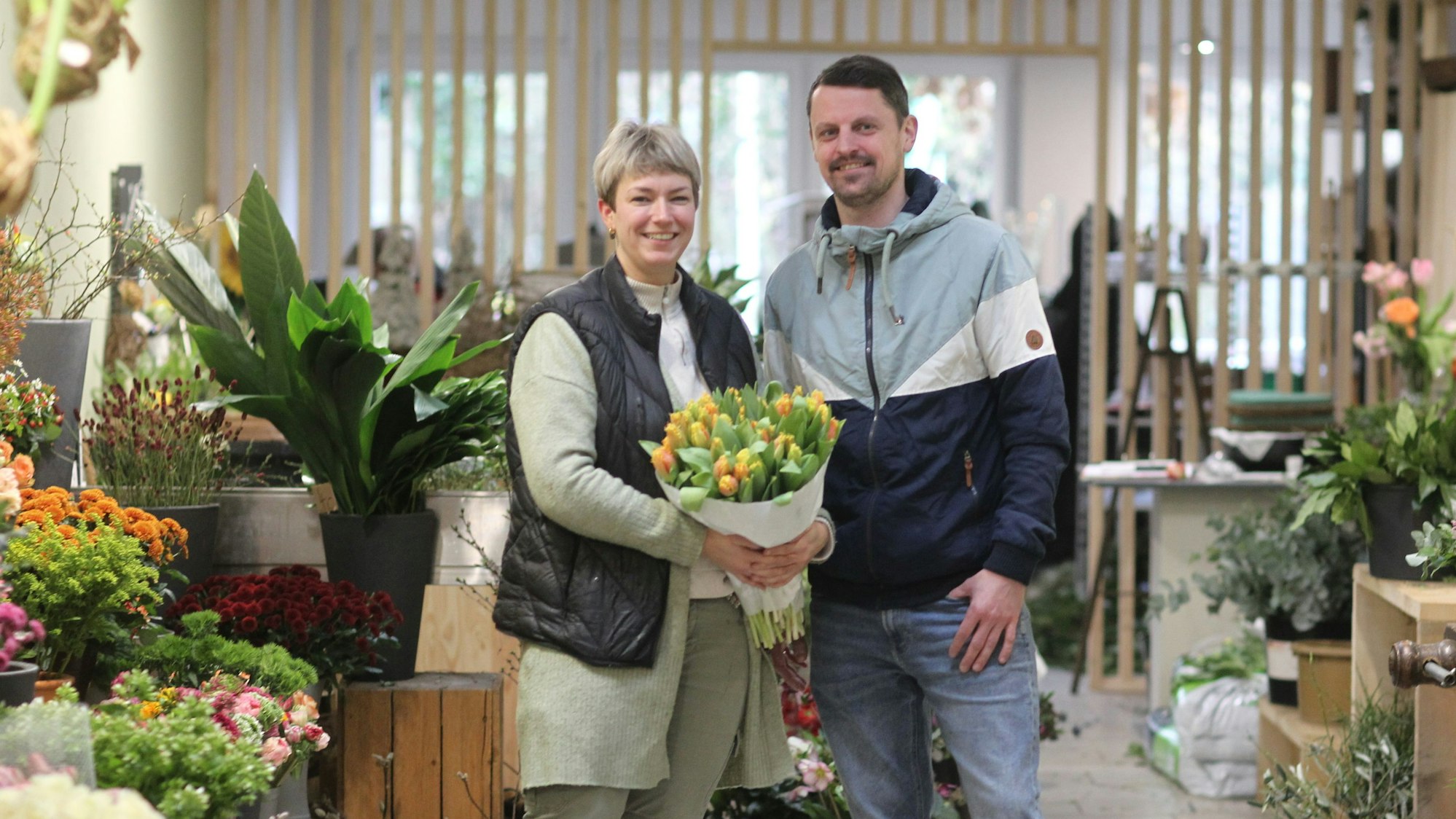 Laura und Nicolas Stumpf haben im April 2024 das Geschäft „Blumen Becker“ übernommen und ziehen mit ihrer Selbstständigkeit im „Blumen Atelier“ ein positives Fazit.