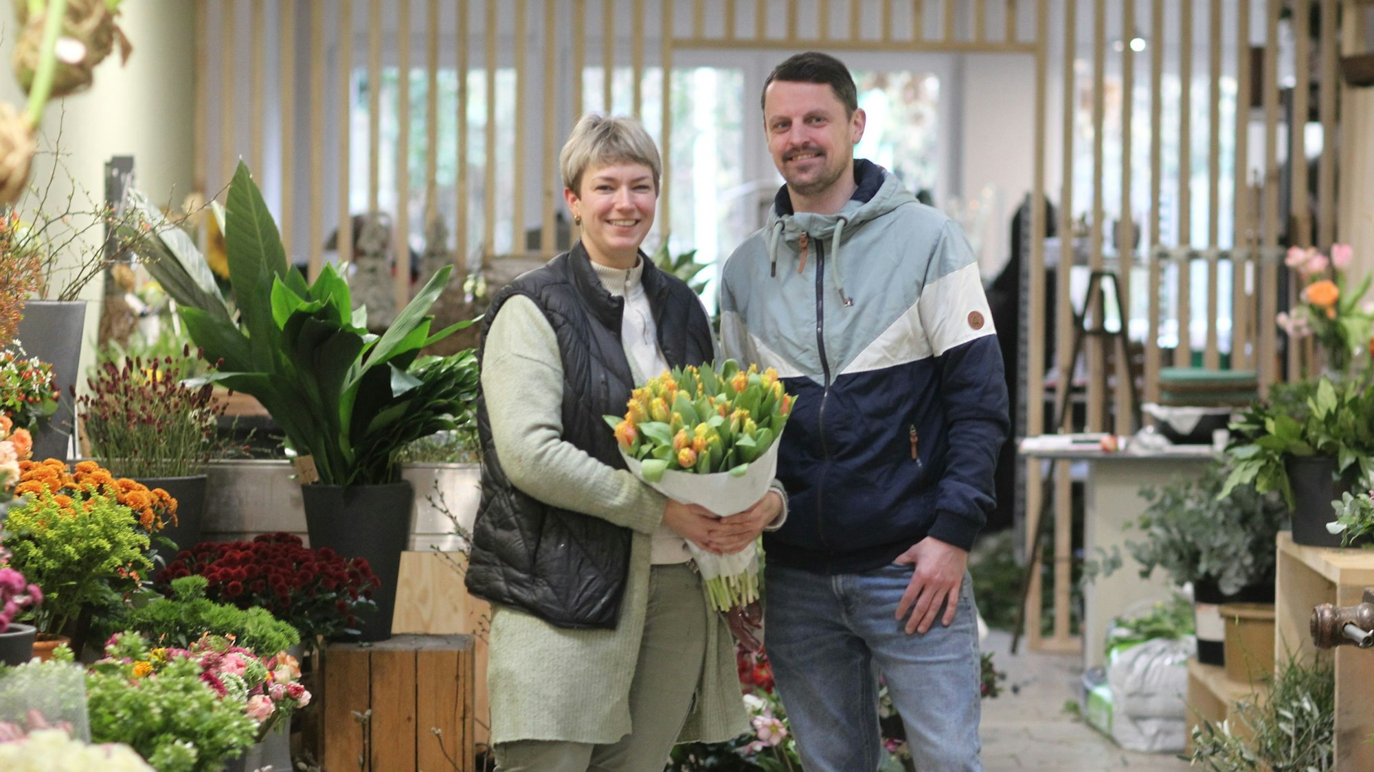 Laura und Nicolas Stumpf haben im April 2024 das Geschäft „Blumen Becker“ übernommen und ziehen mit ihrer Selbstständigkeit im „Blumen Atelier“ ein positives Fazit.
