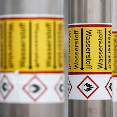 Das Bild zeigt Leitungen für flüssigen Wasserstoff. (Symbolbild)