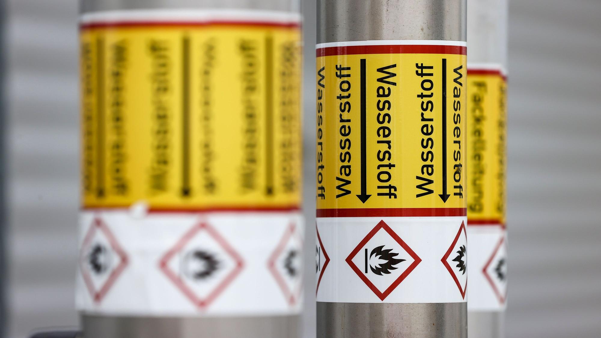 Das Bild zeigt Leitungen für flüssigen Wasserstoff. (Symbolbild)