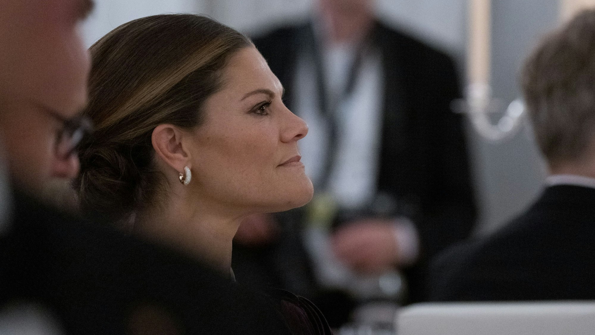 Kronprinzessin Victoria von Schweden hört während eines Abendessens anlässlich des 25. Jubiläums der Nordischen Botschaften im Schloss Bellevue einer Rede zu.