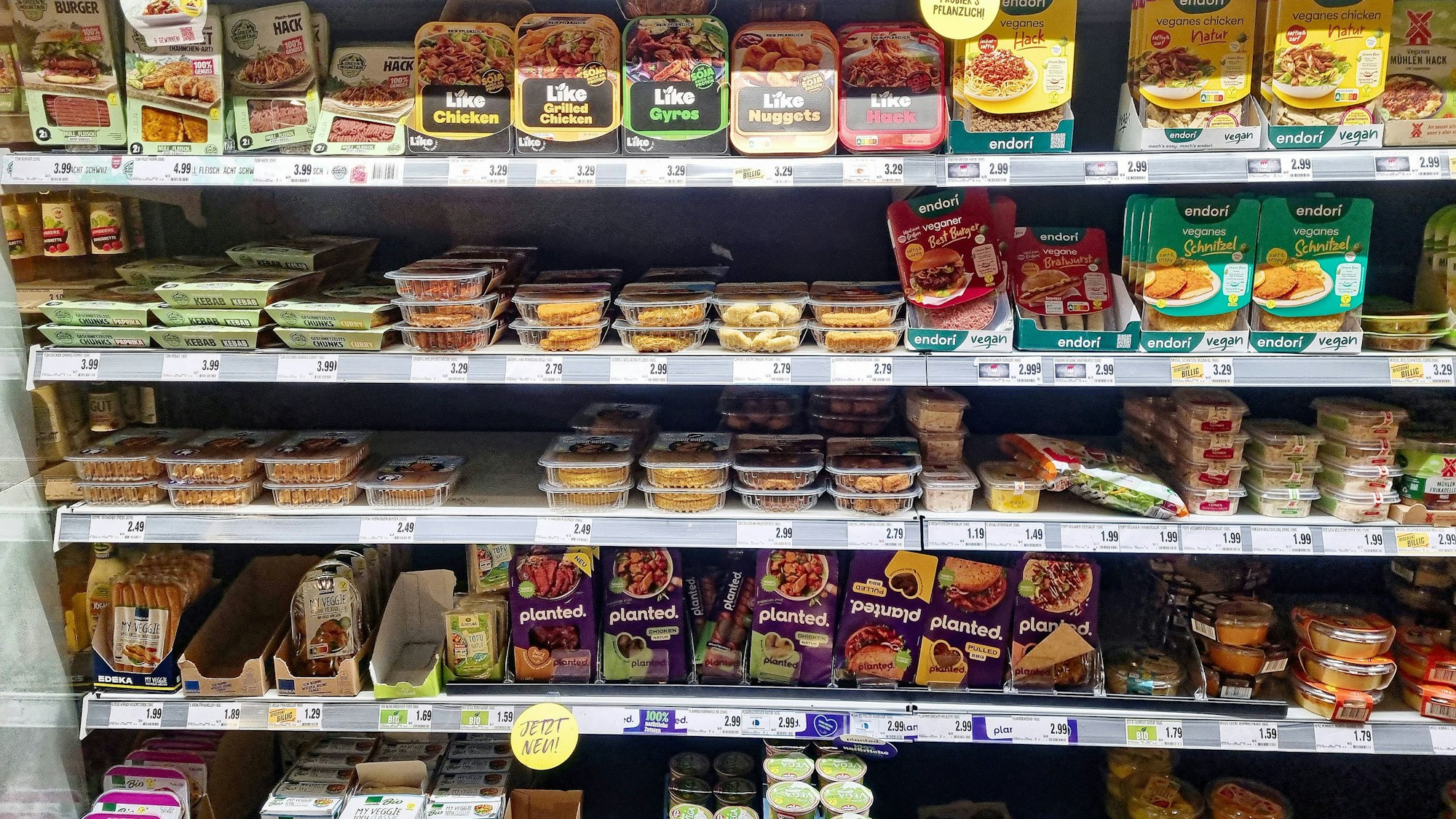 Vegane Fleischersatzprodukte im Kühlregal eines Supermarktes. (Symbolbild)