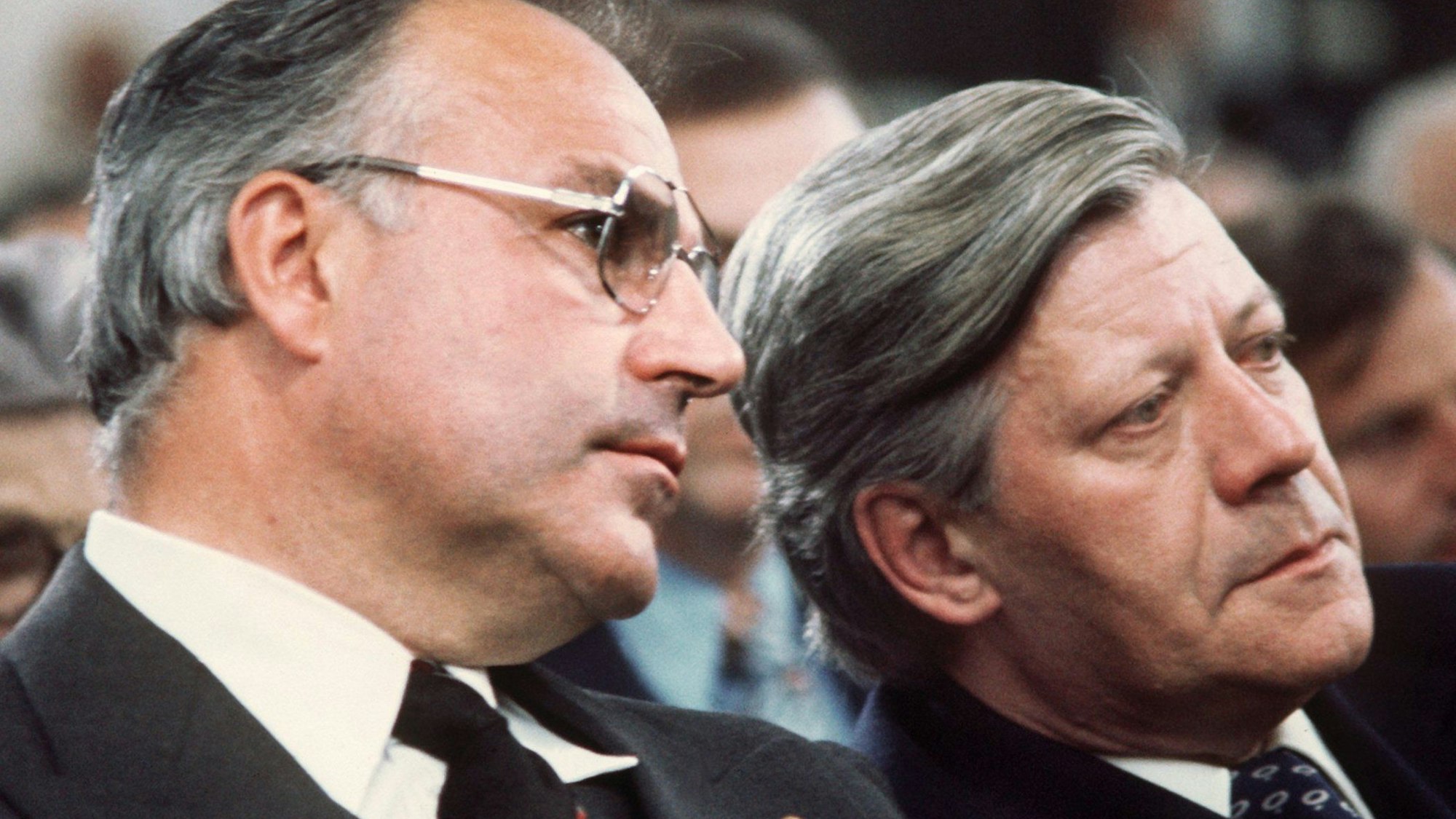 Bundeskanzler Helmut Schmidt (SPD, r) mit dem CDU-Vorsitzenden Helmut Kohl während einer Veranstaltung in Frankfurt am Main im Mai 1976.