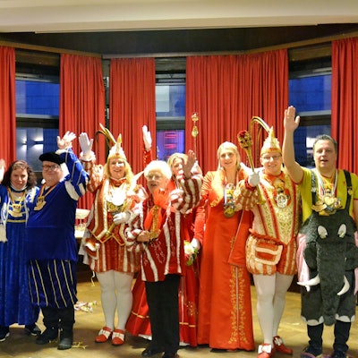 Die Tollitäten haben sich zum Gruppenbild aufgestellt und winken.