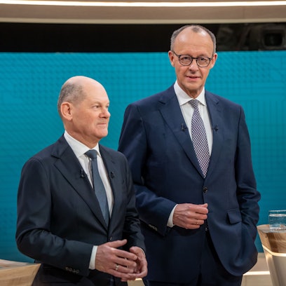 09.02.2025, Berlin: Bundeskanzler Olaf Scholz (SPD, l), steht neben Friedrich Merz, Unions Kanzlerkandidat und CDU Bundesvorsitzender, vor dem TV-Duell von ARD und ZDF. In 90 Minuten stellen sich beide im Studio Berlin-Adlershof zentralen Fragen und debattieren zu den wesentlichen Themen des Bundestagswahlkampfs. Moderiert wird die Sendung von Sandra Maischberger (ARD) und Maybrit Illner (ZDF). Foto: Michael Kappeler/dpa-Pool/dpa +++ dpa-Bildfunk +++