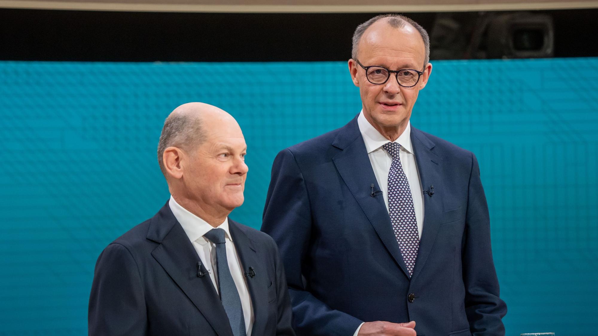 09.02.2025, Berlin: Bundeskanzler Olaf Scholz (SPD, l), steht neben Friedrich Merz, Unions Kanzlerkandidat und CDU Bundesvorsitzender, vor dem TV-Duell von ARD und ZDF. In 90 Minuten stellen sich beide im Studio Berlin-Adlershof zentralen Fragen und debattieren zu den wesentlichen Themen des Bundestagswahlkampfs. Moderiert wird die Sendung von Sandra Maischberger (ARD) und Maybrit Illner (ZDF). Foto: Michael Kappeler/dpa-Pool/dpa +++ dpa-Bildfunk +++