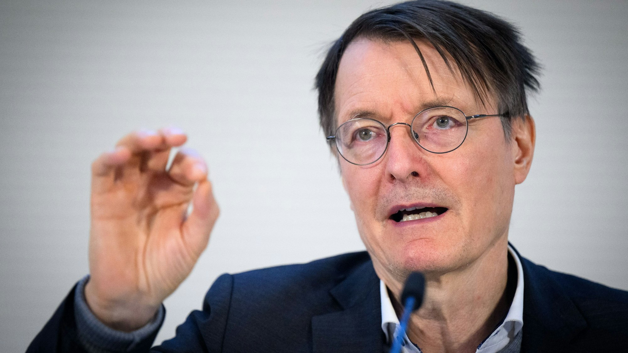 28.01.2025, Berlin: Karl Lauterbach (SPD), Bundesminister für Gesundheit, äußert sich bei einer Pressekonferenz im Rahmen eines Besuch des Deutschen Herzzentrums der Charité über den Fortgang der Krankenhausreform. Foto: Bernd von Jutrczenka/dpa +++ dpa-Bildfunk +++