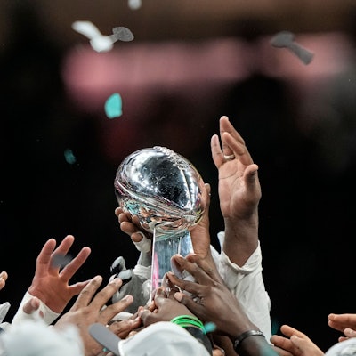 Mitglieder der Philadelphia Eagles feiern mit der Vince Lombardi Trophy nach dem Sieg.